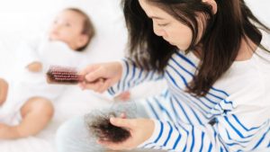 Nguyên nhân rụng tóc sau sinh